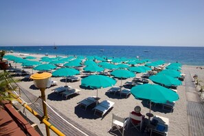 On the beach - Ciao Ciao Rooms (Letojanni)