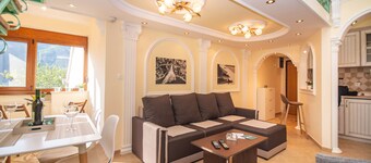 Apartamento con vistas al mar situado en Risan y frente a la playa.