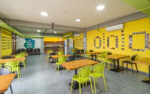 Fridge, microwave, oven, cookware/dishes/utensils - Freelander Work and Travel Hostel (Bishkek)