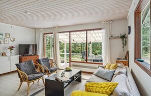 TV, fireplace, DVD player - 3 bedroom beautiful home in Nexø (Nexø)