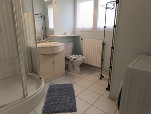 Douche, sĂšche-cheveux, papier toilette