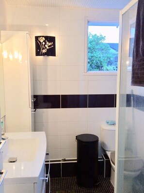 Doccia, asciugacapelli, asciugamani, sapone