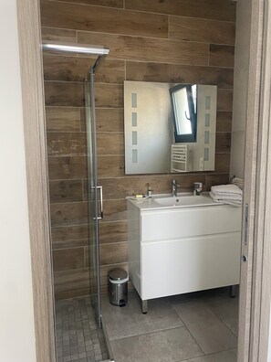 Dusche, Haartrockner, Handtücher, Toilettenpapier