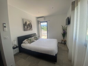 3 bedrooms, iron/ironing board, free WiFi, bed sheets - Provencal detached villa (La Gaude)