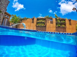 Piscina all'aperto, lettini