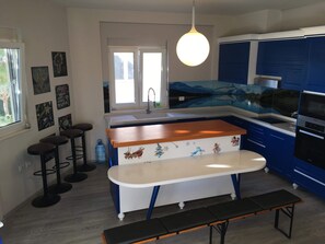 Kjøleskap, mikrobølgeovn, ovn og kokeplater