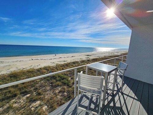 BEACHFRONT Wohnung, Schlafmöglichkeiten für bis zu 6 w / Community Pool und einfachen Zugang!