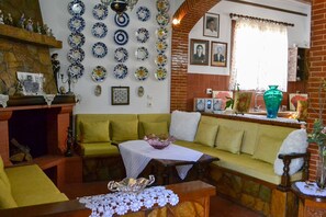 TV, peis, bøker og stereoanlegg