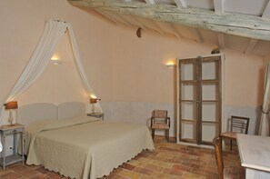 3 slaapkamers, een strijkplank/strijkijzer, gratis wifi, beddengoed