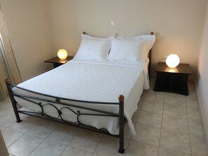 3 bedrooms, desk, iron/ironing board, travel crib
