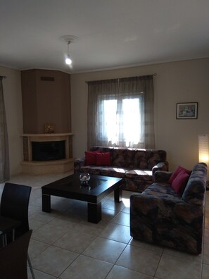 TV, fireplace