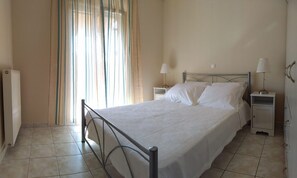 3 makuuhuonetta, työpöytä, silitysrauta/-lauta, vauvan matkasänky