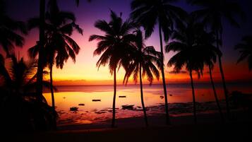 Plage, chaises longues, serviettes de plage