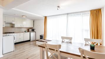 Een koelkast, een oven, een kookplaat, een vaatwasser