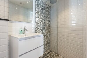 Shower, hair dryer, towels