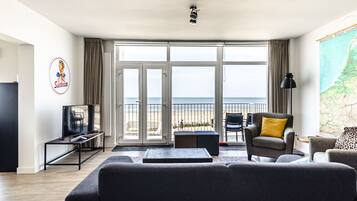 Een televisie en een open haard