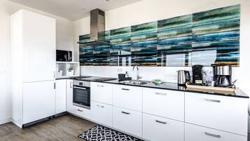 Een koelkast, een magnetron, een oven, een kookplaat