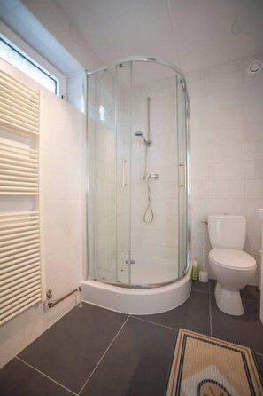 Een douche, een haardroger, handdoeken