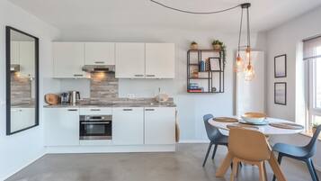 Een koelkast, een magnetron, een oven, een kookplaat