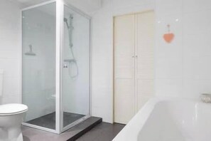 Baignoire, sèche-cheveux, serviettes fournies