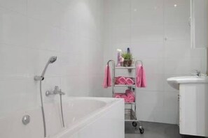 Badewanne, Haartrockner, Handtücher