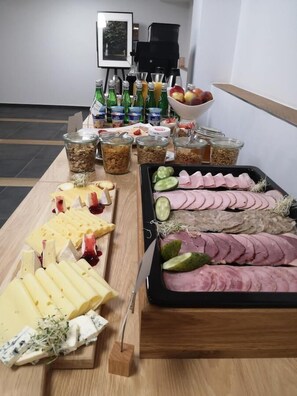 朝食 (ビュッフェ)、毎日提供 (1 名様 45 PLN)