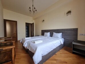 Cortinas blackout, cunas, camas plegables/adicionales y ropa de cama