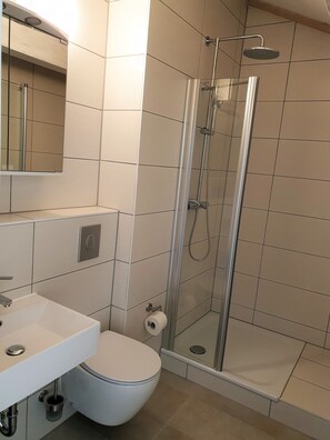 Shower, hair dryer, towels, soap - Small, comfortable, functional and - fantastic lake view (Sassnitz)