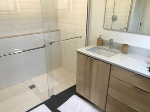 Handtücher, Seife, Shampoo, Toilettenpapier