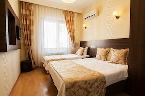 Habitació triple estàndard | Escriptori, wifi gratuïta i roba de llit