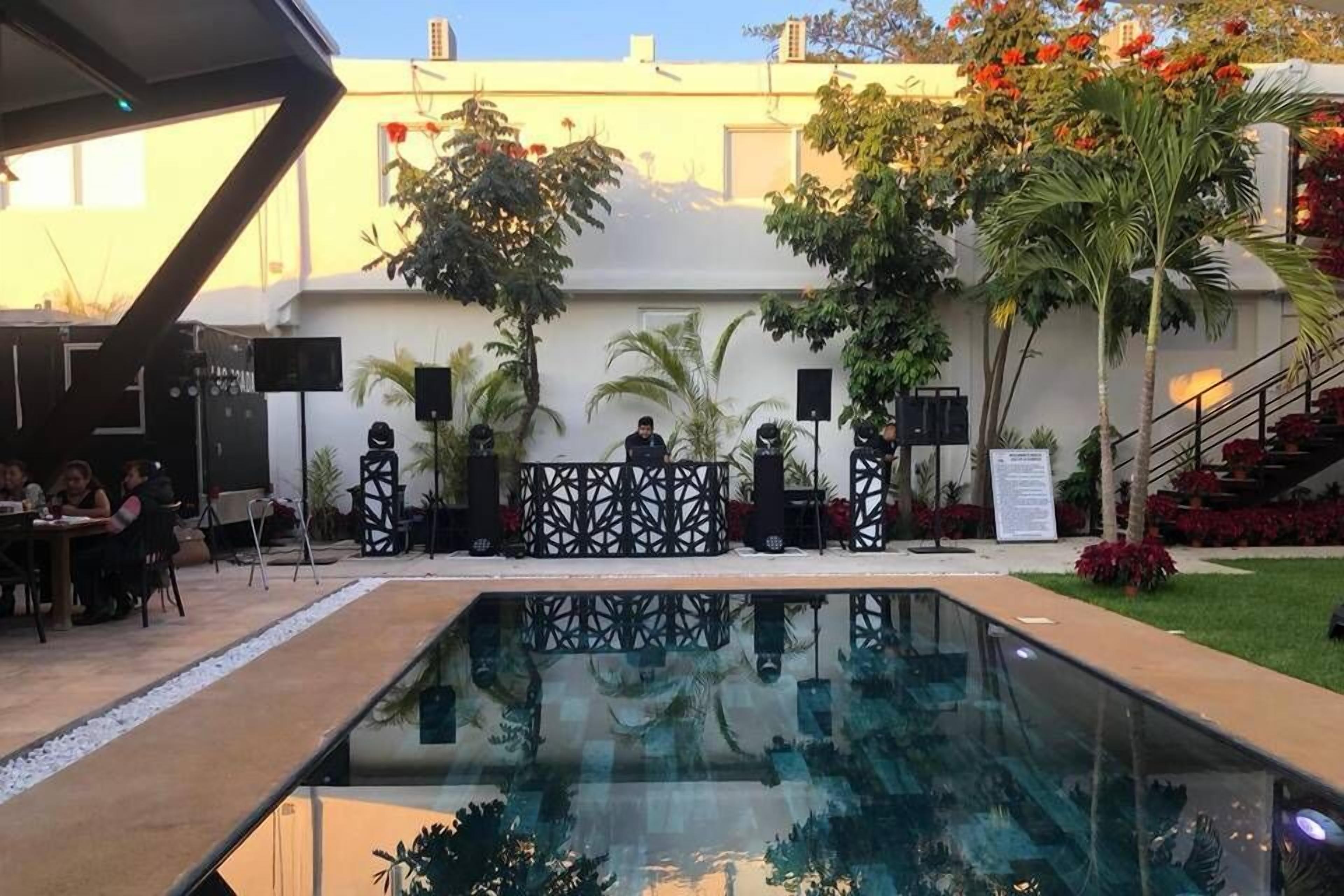 Deluxe Room, Valley View, Poolside | Bathroom | Shower, rainfall showerhead, free toiletries, hair dryer