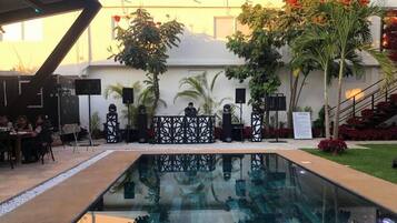 Deluxe Room, Valley View, Poolside | Bathroom | Shower, rainfall showerhead, free toiletries, hair dryer