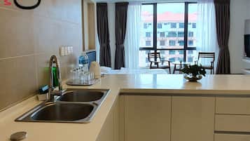 Fridge, microwave, stovetop, dishwasher