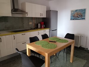 Fridge, oven, stovetop, dishwasher