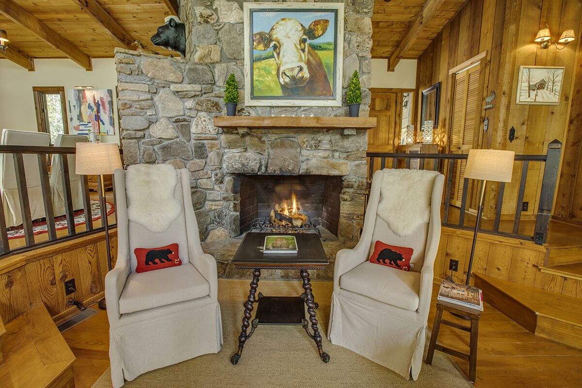 "Dolly Lodge" - Private 2.5 Acres /Mid-Century Architecture 