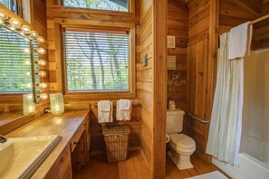 Combined shower/bathtub, hair dryer, towels, toilet paper - "Dolly Lodge" - Private 2.5 Acres /Mid-Century Architecture  (Highlands)