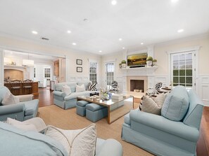 Smart TV, fireplace, video games, books - Pristine, Private Home with Heated Pool & Tennis/Pickleball Court near all (Southampton)