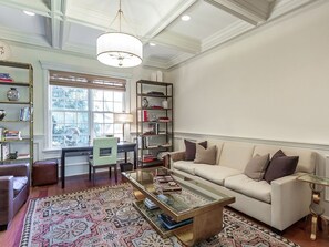 Älytelevisio, takka, videopelejä, kirjoja