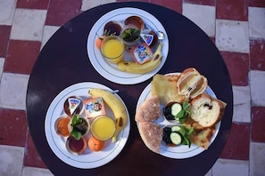 Breakfast, lunch, dinner served; local cuisine