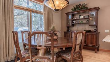 Townhome, 4 Bedrooms (Timbers #1031) | In-room dining