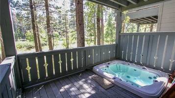Townhome, 4 Bedrooms (Timbers #1031) | Outdoor spa tub