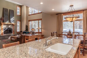 Townhome, 4 Bedrooms (Timbers #1031) | Private kitchen | Fridge, microwave, oven, stovetop - Timbers #1031 (Mammoth Lakes)