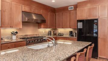 Townhome, 4 Bedrooms (Timbers #1031) | Private kitchen | Fridge, microwave, oven, stovetop