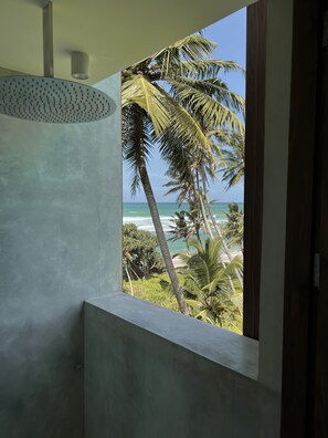Chambre Deluxe, 1 très grand lit, vue partielle sur la mer | Salle de bain