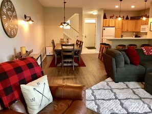 TV, fireplace