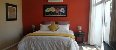 1 habitación, caja de seguridad en la habitación y escritorio