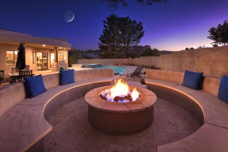 Luxury Resort Style Home Spectacular Red Rock Views, Salt Pool, Hot Tub, Firepit - Image 1