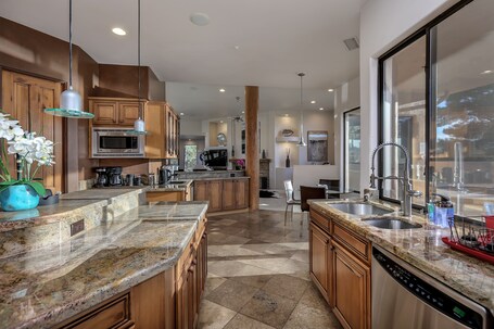 Luxury Resort Style Home Spectacular Red Rock Views, Salt Pool, Hot Tub, Firepit - Image 14