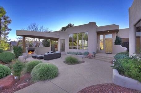 Luxury Resort Style Home Spectacular Red Rock Views, Salt Pool, Hot Tub, Firepit - Image 10