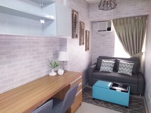 Smart TV - Upgraded 1 bedroom with wifi and Netflix (pasay)